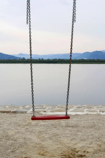 Swing junto al lago — Foto de Stock