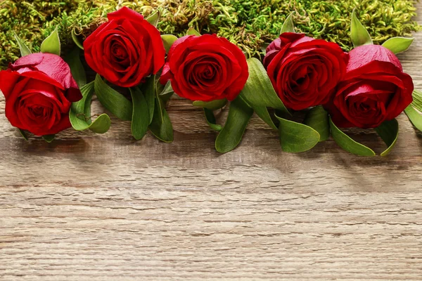 Rose rosse, vischio, muschio e foglio bianco — Foto Stock