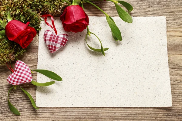 Червоні троянди, тумблея, мох і чистий аркуш паперу — стокове фото