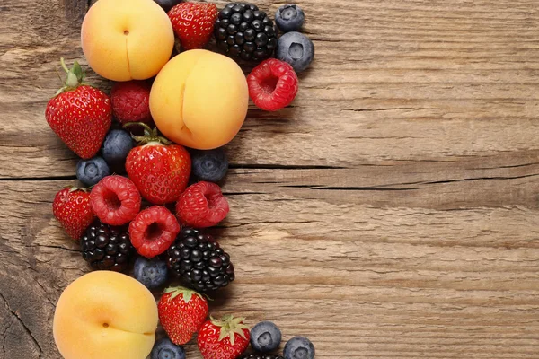 Deliziosi frutti: fragola, pesca, lampone, mirtillo e bl — Foto Stock