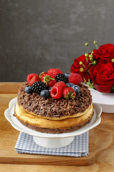 Käsekuchen mit Schokoladenbelag verziert mit Sommerfrüchten — Stockfoto