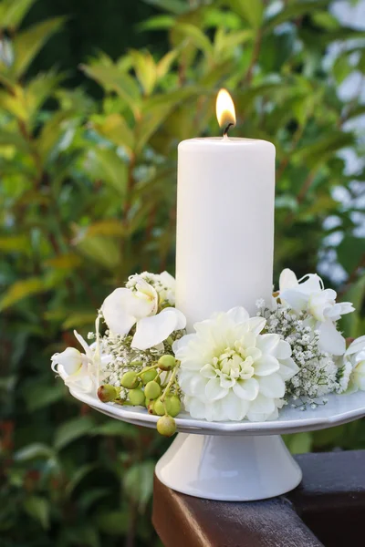 Белая свеча украшена цветами георхидеи и орхидеи — стоковое фото
