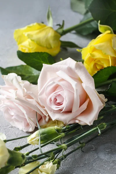 玫瑰和康乃馨 — 图库照片
