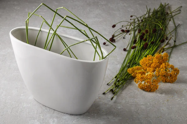 Arranjo floral japonês em vaso cerâmico — Fotografia de Stock