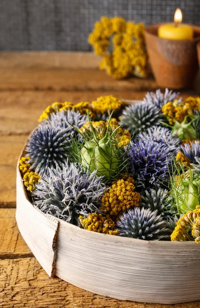 Decoración de otoño hecha de plantas silvestres en caja redonda —  Fotos de Stock