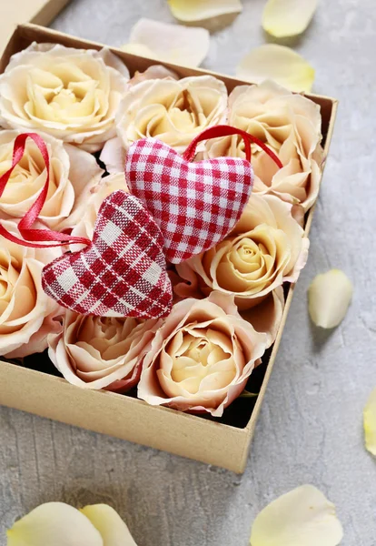 Florist workplace: how to make box with flowers, step by step — Stock Photo, Image