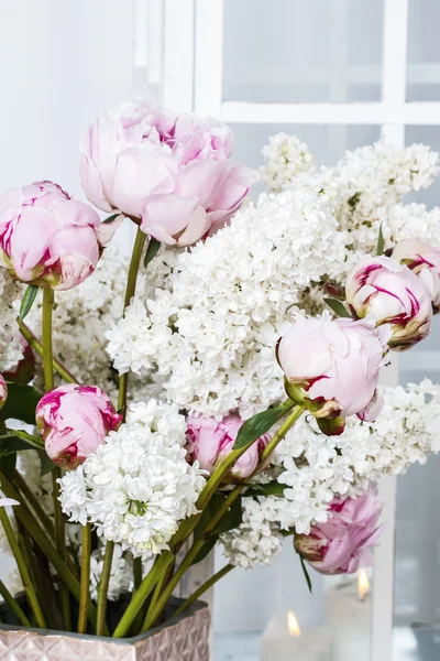 Bouquet of pink peonies and white lilacs — Stock Photo, Image