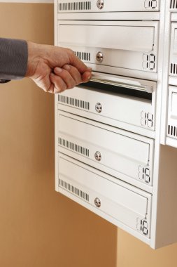 Adam, posta kutusu için yeni bir mektup kontrol