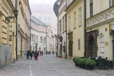 Krakow, Polonya - 14 Ekim 2015: Kanonicza erken sabah sokakta