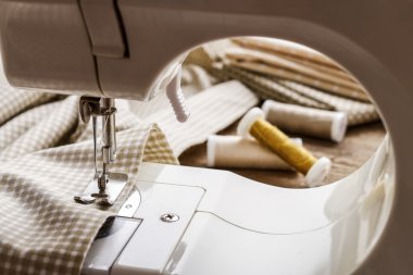 Dikiş makinesi ve kumaş içinde belgili tanımlık geçmiş