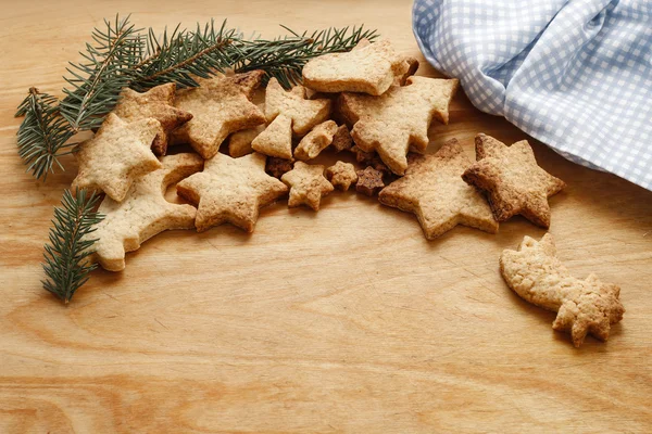 Perníkové sušenky na dřevěném stole — Stock fotografie