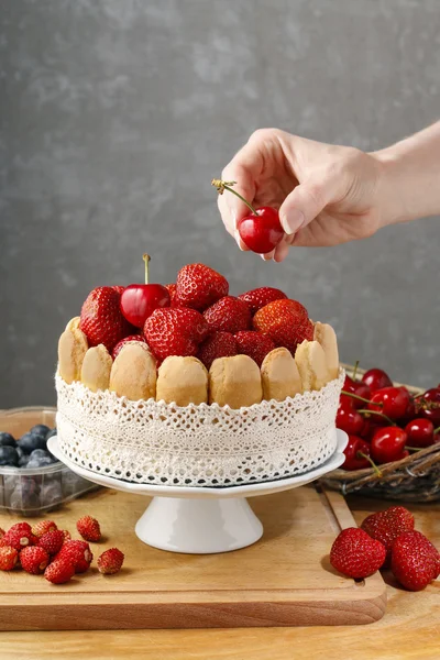 Franse charlotte taart met aardbeien — Stockfoto