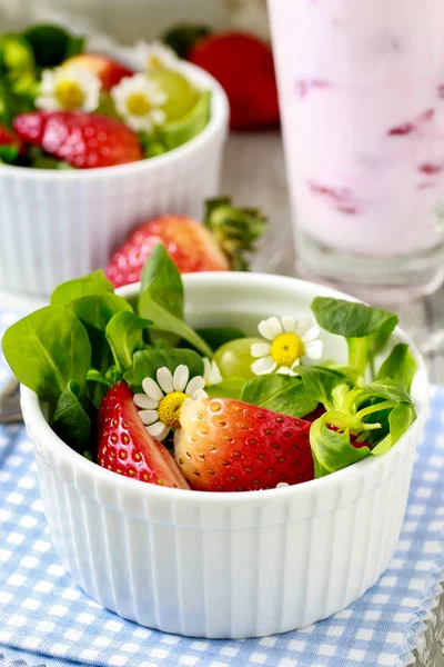 Salat mit Feldsalat (Baldrianella locusta), Erdbeeren, — Stockfoto