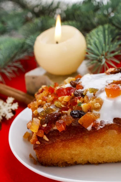 Ovocný koláč s sušené ovoce a ořechy v prostředí vánoční — Stock fotografie