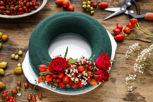 Schritte der Herstellung Türkranz mit Hagebutte, Weißdorn und Eberesche werden — Stockfoto