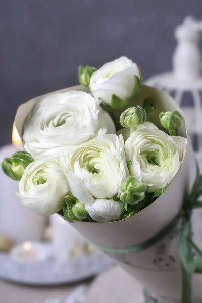 Букет белых цветков ранункулуса (персидские цветы лютик ) — стоковое фото