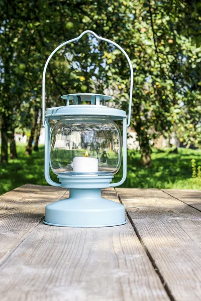 Железный фонарь в саду — стоковое фото