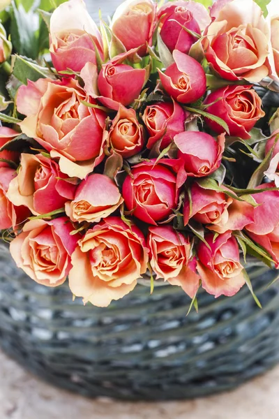 Korb mit Rosen — Stockfoto