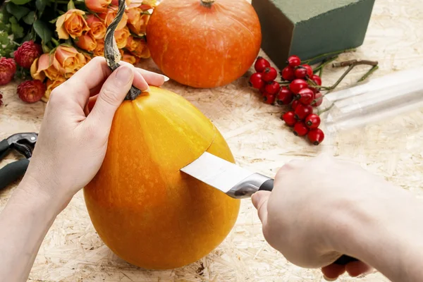 Cómo hacer un arreglo floral dentro del tutorial de calabaza. . —  Fotos de Stock