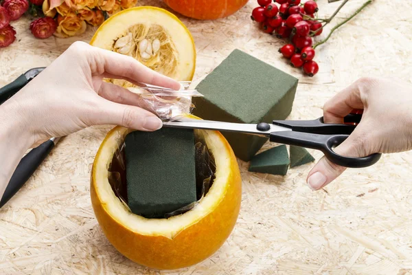 Cómo hacer un arreglo floral dentro del tutorial de calabaza. . — Foto de Stock