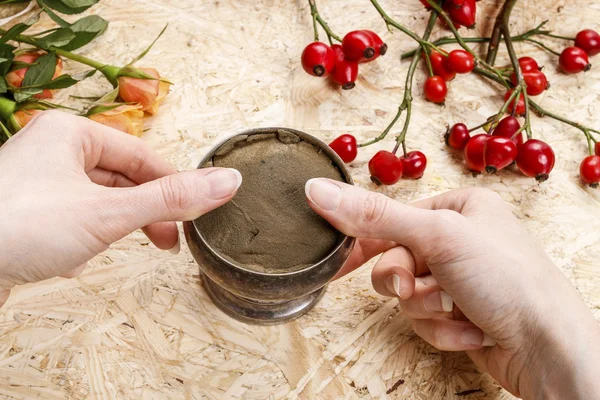 Floristin bei der Arbeit: Wie man einen Strauß aus Rosen und Chrysanthemen macht — Stockfoto