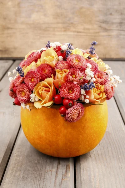 How to make a floral arrangement inside the pumpkin tutorial. — Stock Photo, Image
