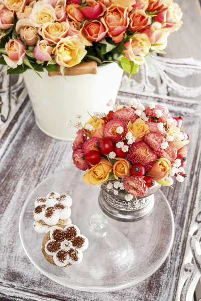 Bloemist op het werk: Hoe maak je boeket van rozen en chrysanten — Stockfoto