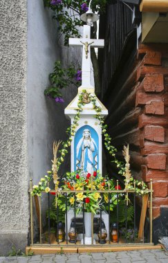 Krakow, Polonya - 24 Haziran 2015: Yol kenarında tapınak çevresinde 