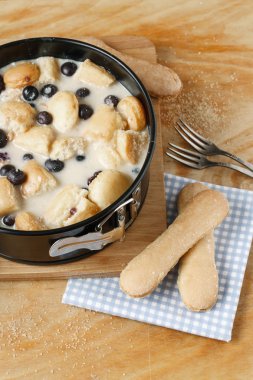 Yaban mersini ve blackberry cheesecake ladyfinger bisküvi ile