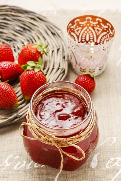 딸기 잼 한 병 — 스톡 사진