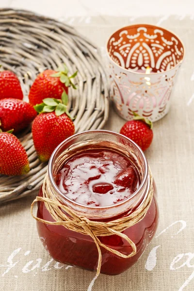 Potje aardbeienjam — Stockfoto