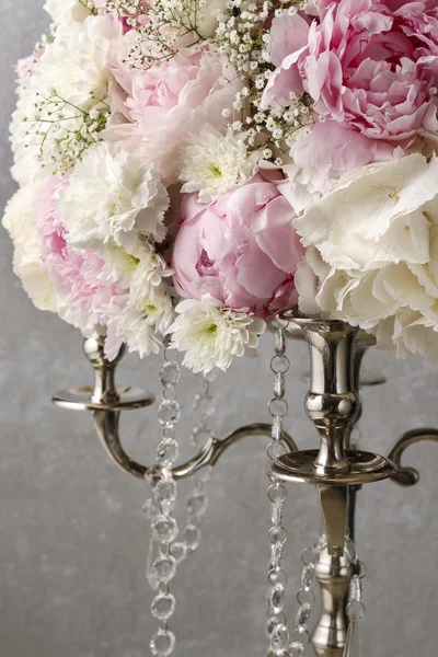 Квіткова композиція з рожевими півоніями, біла гортензія — стокове фото