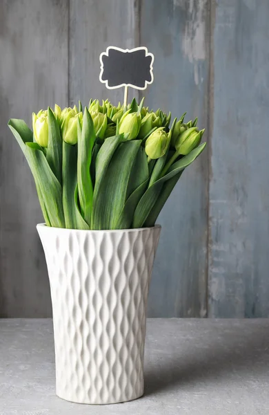 Zielone tulipany tło — Zdjęcie stockowe