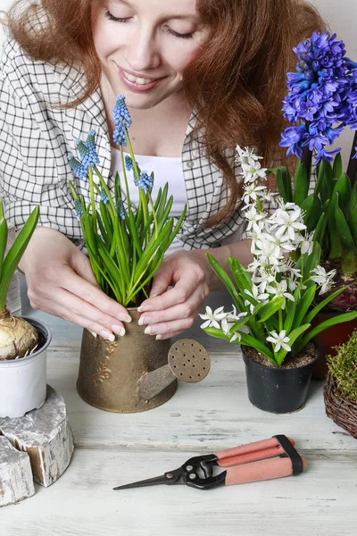 Kobieta pracuje z wiosennych kwiatów — Zdjęcie stockowe