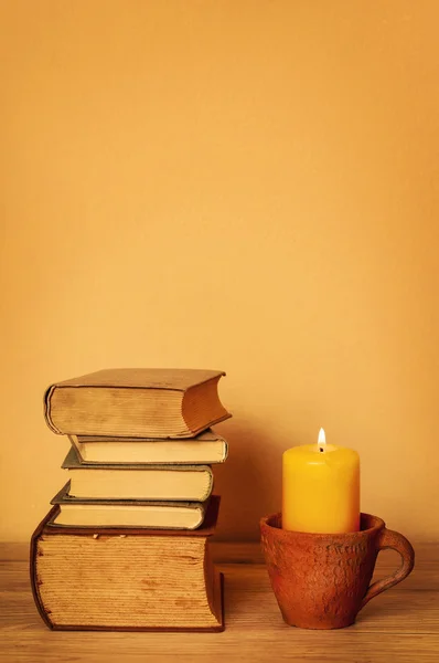 Livros e velas vintage na mesa. Filtro de foto de efeito retro — Fotografia de Stock