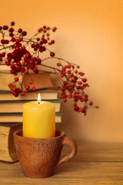 书籍和老式蜡烛在桌子上。复古效果照片滤镜 — 图库照片