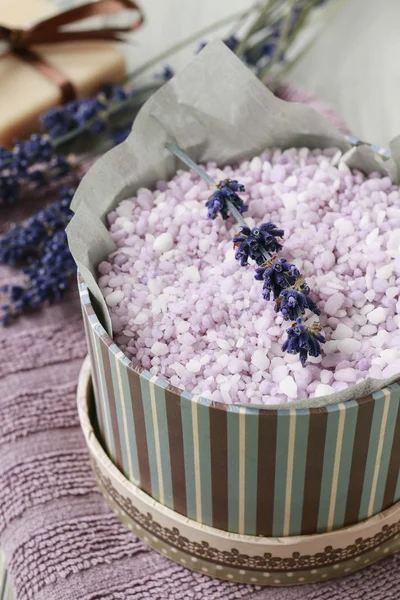 Kom van lavendel zeezout — Stockfoto