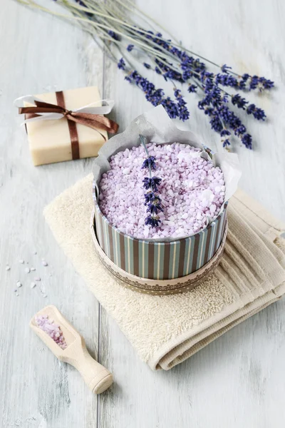 Ciotola di sale marino alla lavanda — Foto Stock