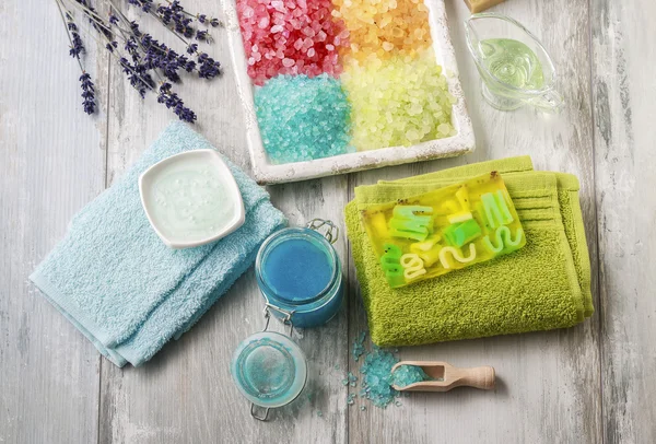 Cosméticos de spa coloridos na mesa de madeira — Fotografia de Stock