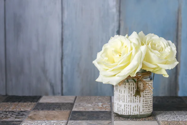 Rosas blancas sobre fondo de madera . — Foto de Stock