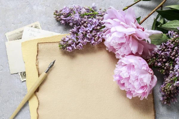 Cartas manuscritas y peonías rosadas sobre fondo gris — Foto de Stock