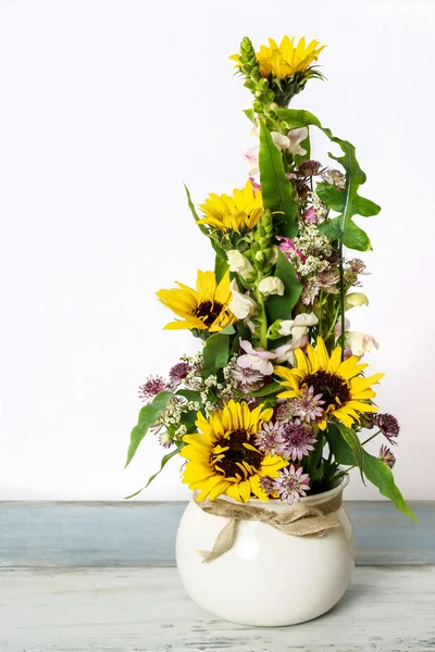 Blumenschmuck mit Sonnenblumen und Matthiolas — Stockfoto