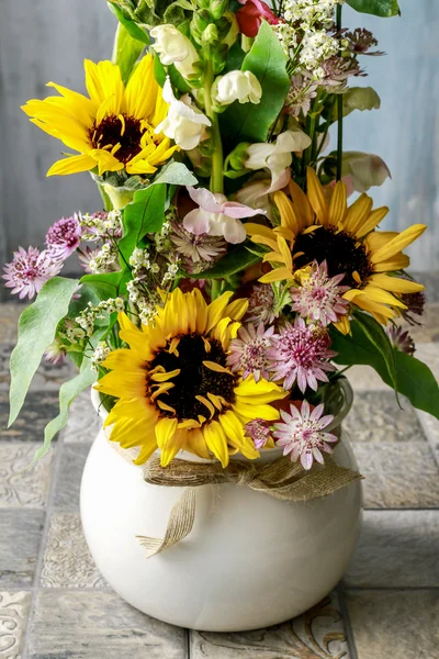 Arreglo floral con girasoles y matthiolas —  Fotos de Stock