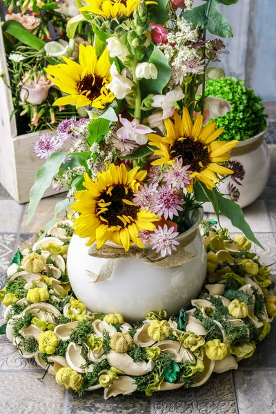 Floral arrangement with sunflowers and matthiolas — Stock Photo, Image