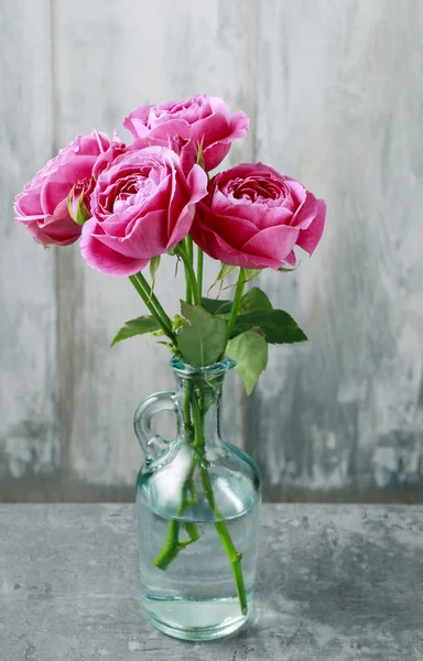 Smukke lyserøde roser, træ baggrund - Stock-foto
