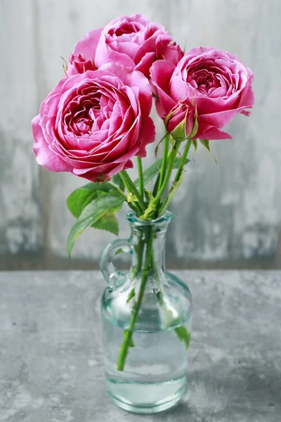 Krásné růžové růže, dřevěné pozadí — Stock fotografie