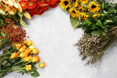 Çiçekler gri taş zemin, kopya alanı