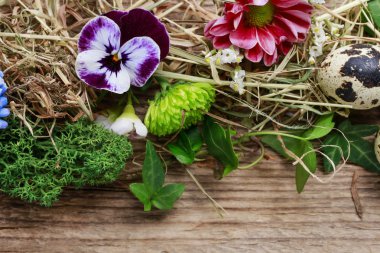 Çiçekler ve saman, Bahar dekorasyon.