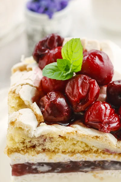 Cherry layer cake — Stockfoto