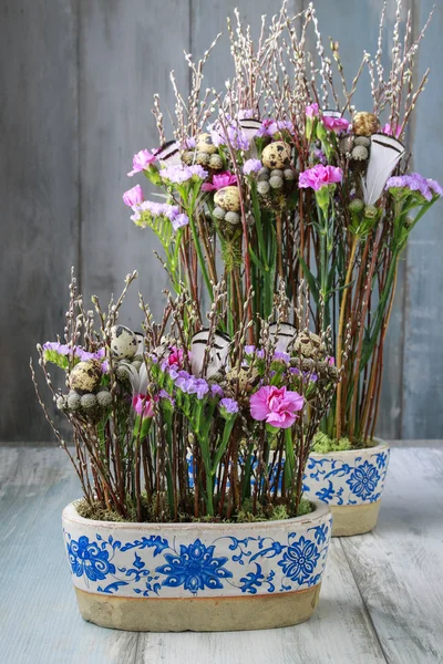 Blomsterarrangemang med nejlikor och hanblommor — Stockfoto